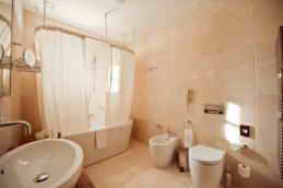 Отель Крымский Бриз номер Семейный делюкс ванная