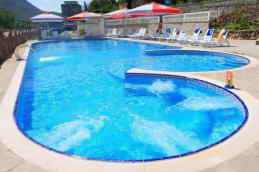 Отель Маджестик. Открытый подогреваемый бассейн