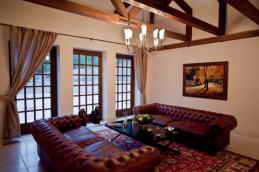 Отель Крымский Бриз вилла Ласточка гостиная с камином